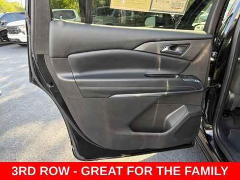 Used 2025 Chevrolet Traverse LT FWD image 13