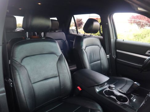 Used 2017 Ford Explorer XLT w/ Equipment Group 202A AWD/4WD image 40
