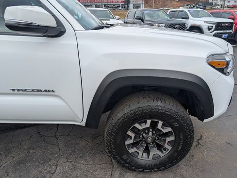Used 2022 Toyota Tacoma TRD Off-Road image 10