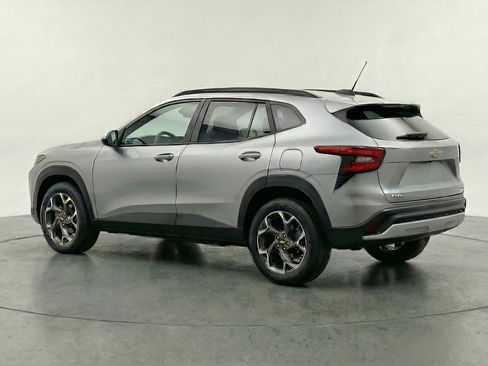 Used 2025 Chevrolet Trax LT w/ LT Convenience Package FWD image 6