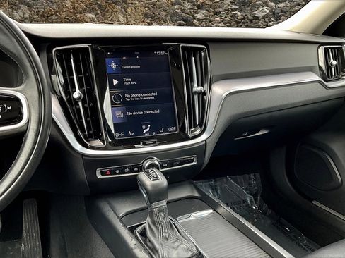 Used 2020 Volvo S60 T6 Momentum image 6