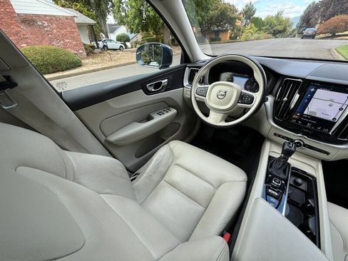 Used 2018 Volvo XC60 T5 Momentum w/ Convenience Package image 19