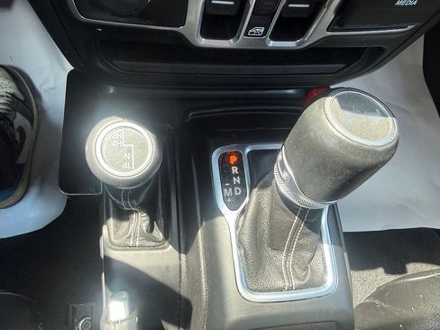 Used 2020 Jeep Wrangler Unlimited Sahara w/ Dual Top Group AWD/4WD image 27