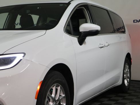 Used 2023 Chrysler Pacifica Touring-L FWD image 11
