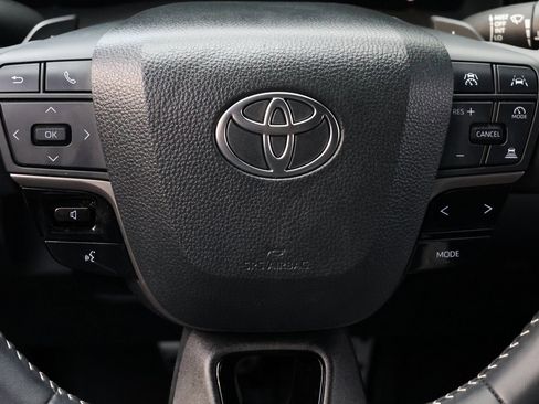 Used 2025 Toyota Camry SE image 17