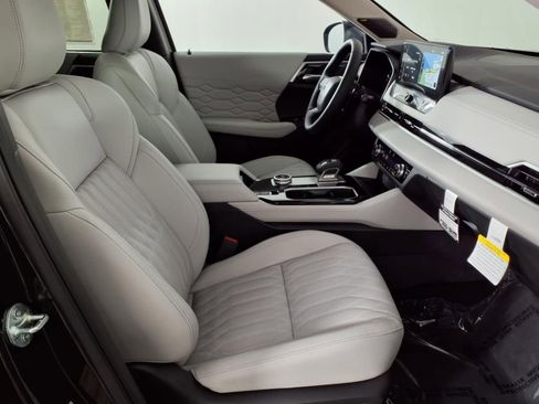 Used 2025 Mitsubishi Outlander AWD image 9