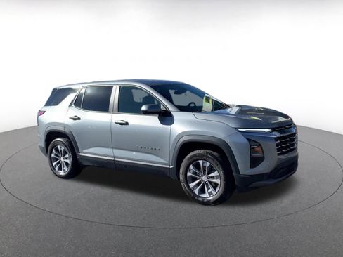 Used 2025 Chevrolet Equinox LT image 2