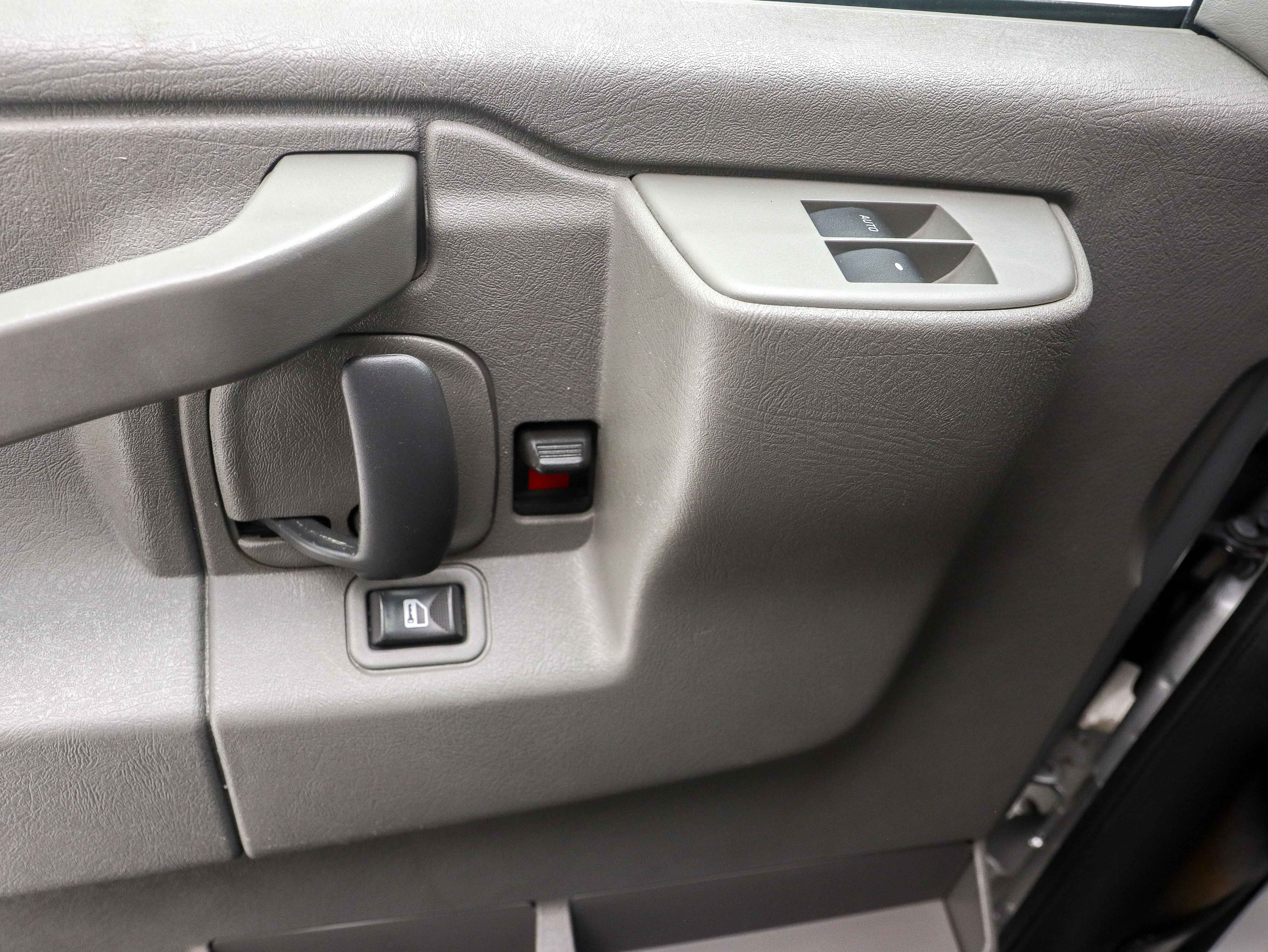 Used 2018 Chevrolet Express 2500 LS w/ Driver Convenience Package RWD image 22