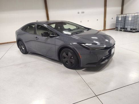 Used 2025 Toyota Prius LE FWD image 2