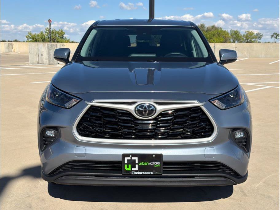 Used 2023 Toyota Highlander LE AWD/4WD image 2