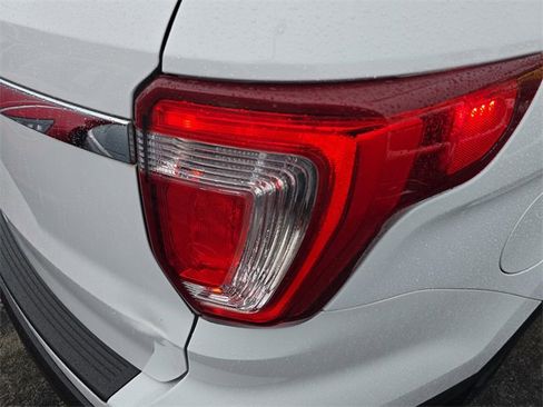 Used 2019 Ford Explorer XLT w/ Equipment Group 202A image 5