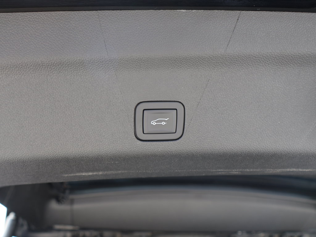 Used 2025 GMC Yukon Denali AWD/4WD image 16