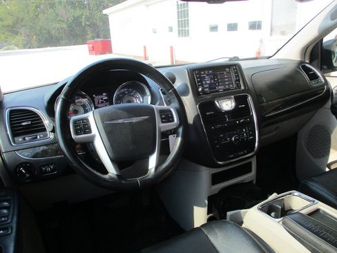 Used 2014 Chrysler Town & Country Touring FWD image 7