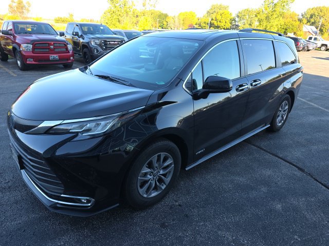 Used 2021 Toyota Sienna XLE w/ XLE Plus Package FWD image 9