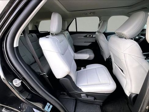 Certified 2025 Ford Explorer Platinum w/ Ultimate Package image 18