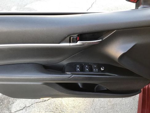 Used 2019 Toyota Camry XLE image 9