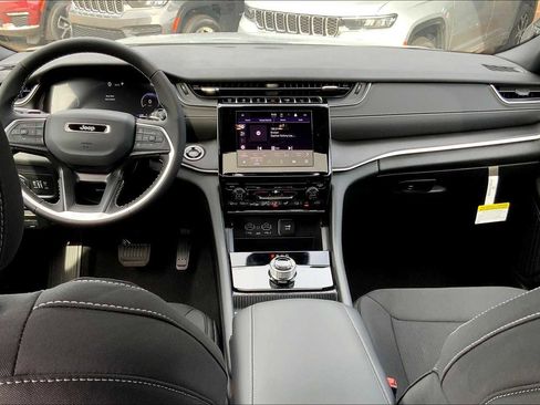 New 2025 Jeep Grand Cherokee L Laredo image 6