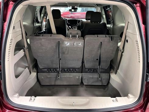 Used 2021 Chrysler Pacifica Touring image 7