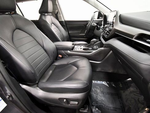 Used 2022 Toyota Highlander XLE image 17