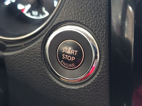 Used 2019 Nissan Rogue SV AWD/4WD image 18