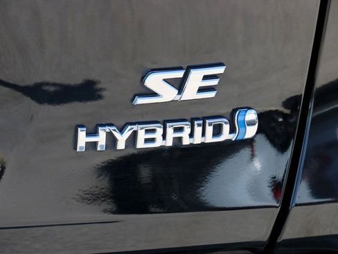 Used 2024 Toyota RAV4 SE image 9