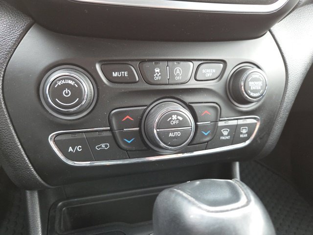 Used 2019 Jeep Cherokee Trailhawk w/ Cold Weather Group AWD/4WD image 16