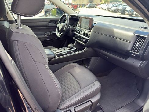 Used 2025 Nissan Pathfinder SV FWD image 3
