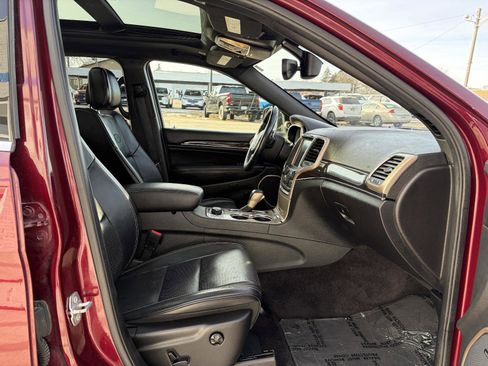 Used 2017 Jeep Grand Cherokee Overland image 25
