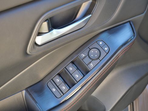 Used 2025 Nissan Rogue SV image 17