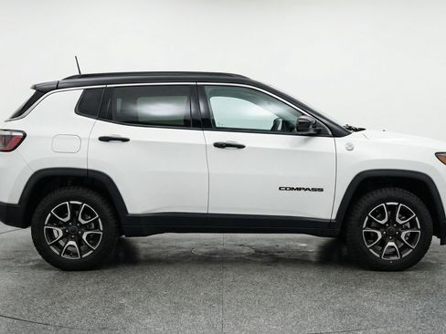 Used 2025 Jeep Compass Trailhawk AWD/4WD image 11