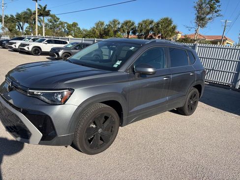 Certified 2025 Volkswagen Taos SE w/ Panoramic Sunroof Package image 1