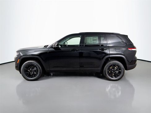 New 2025 Jeep Grand Cherokee Altitude image 4