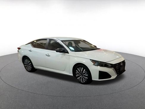 Used 2025 Nissan Altima 2.5 SV FWD image 2
