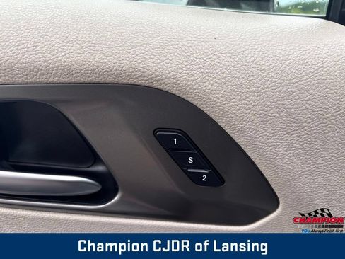 Used 2022 Chrysler Pacifica Touring-L FWD image 16