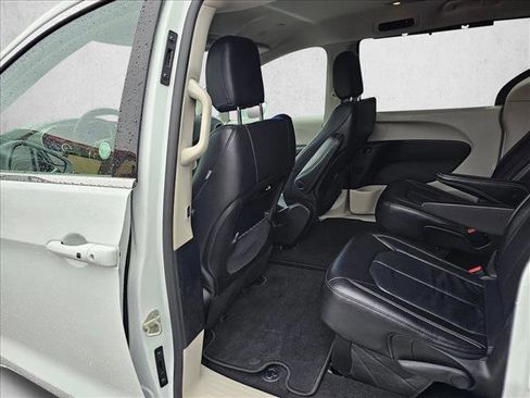 Used 2022 Chrysler Pacifica Touring-L image 14