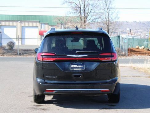 Used 2022 Chrysler Pacifica Touring-L image 5