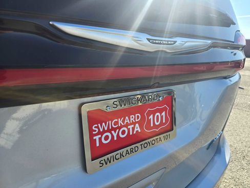 Used 2023 Chrysler Pacifica Touring-L image 16