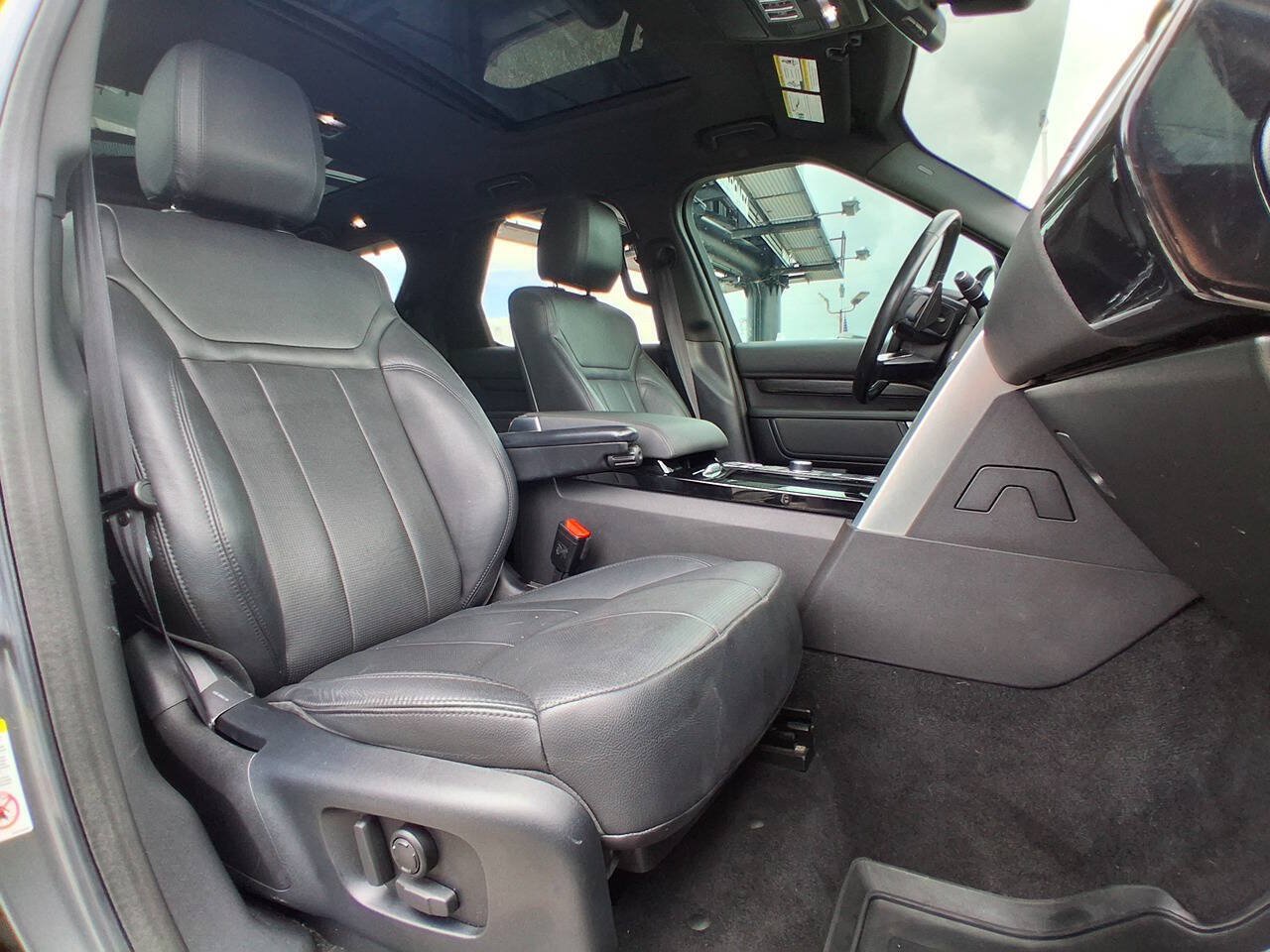 Used 2018 Land Rover Discovery HSE AWD/4WD image 19