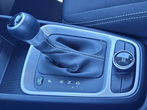 Certified 2025 Hyundai Venue SEL FWD image 25