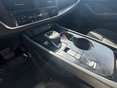 Used 2025 Nissan Rogue SV image 31