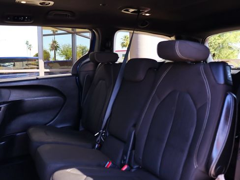 Used 2020 Chrysler Pacifica Touring w/ S Appearance Package FWD image 35