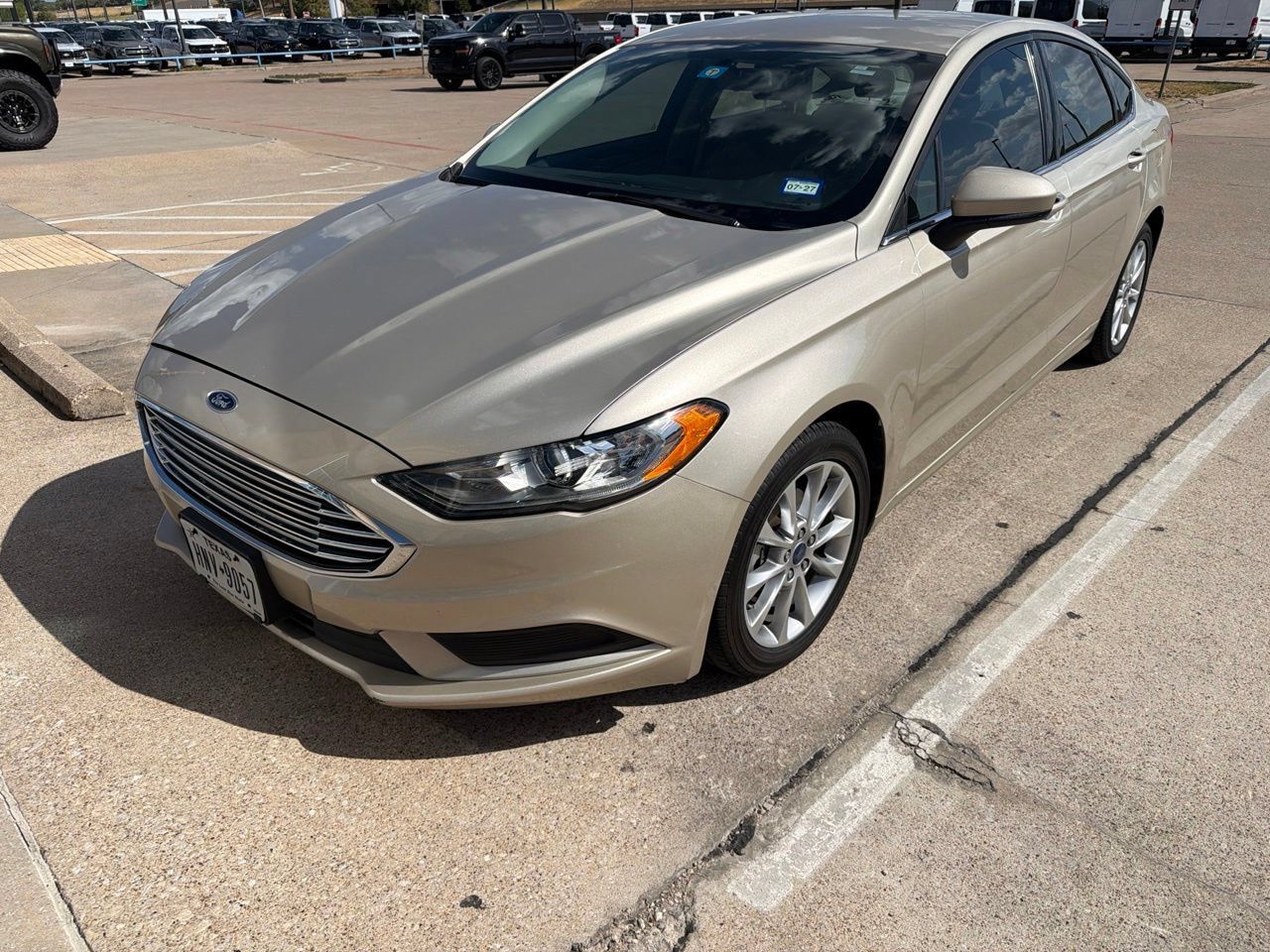 Used 2017 Ford Fusion SE w/ Fusion SE Technology Package FWD image 2