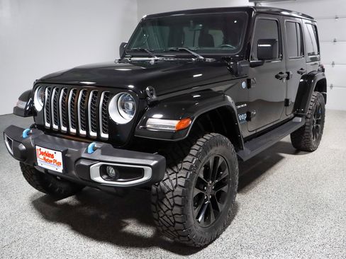 Used 2023 Jeep Wrangler Unlimited Sahara w/ Cold Weather Group AWD/4WD image 31