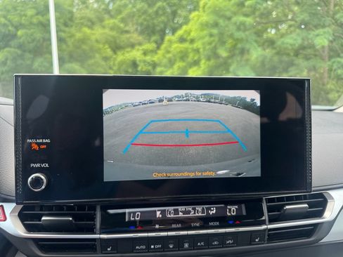 Used 2025 Toyota Sienna XLE AWD/4WD image 18
