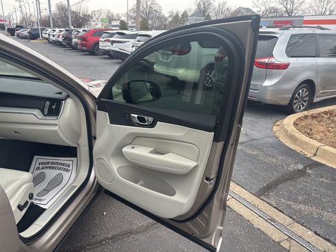 Used 2025 Volvo XC60 T8 Plus w/ Protection Package Premier image 18