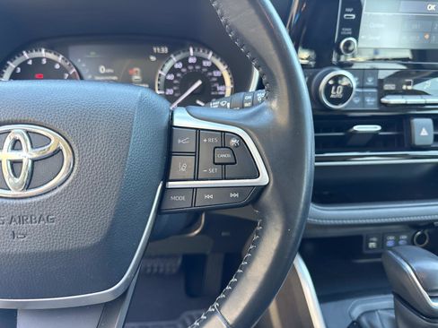 Used 2022 Toyota Highlander XLE image 24