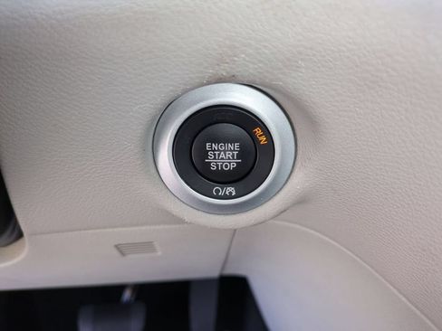 Used 2024 Chrysler Pacifica Touring-L FWD image 22