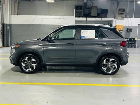 Used 2024 Hyundai Venue Limited FWD image 16