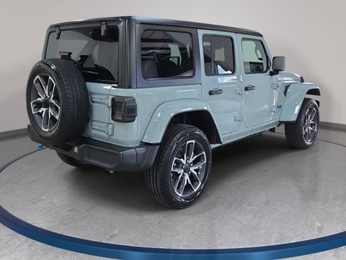 Used 2024 Jeep Wrangler Unlimited w/ Convenience Group AWD/4WD image 6