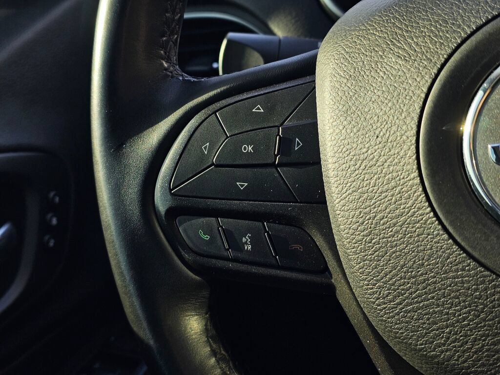Used 2019 Jeep Cherokee Trailhawk AWD/4WD image 25